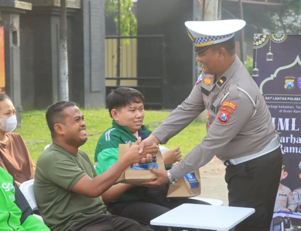 Cepat Dekat Bersahabat : Polres Probolinggo Buka Layanan Samsat dan Sim Keliling Sambil Berbagi Takjil